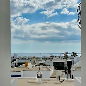 Cozy And Sunny Over The Rooftops Apartment Puerto del Carmen (Lanzarote)